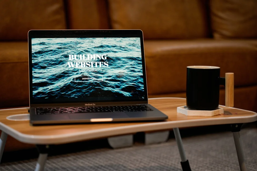 Un espace de travail contemporain mettant en scène un ordinateur portable, une tablette et des smartphones, idéal pour un usage technologique et en freelance.